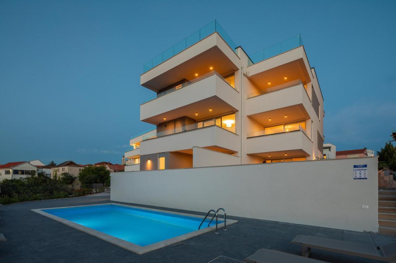 Apartment Alegria In Okrug With Heated Pool, Sea View, Jacuzzi, Wifi Трогир Экстерьер фото