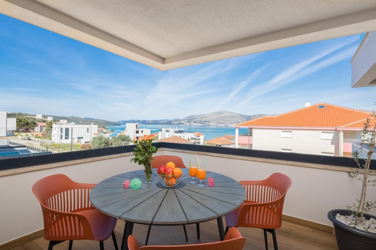 Apartment Alegria In Okrug With Heated Pool, Sea View, Jacuzzi, Wifi Трогир Экстерьер фото