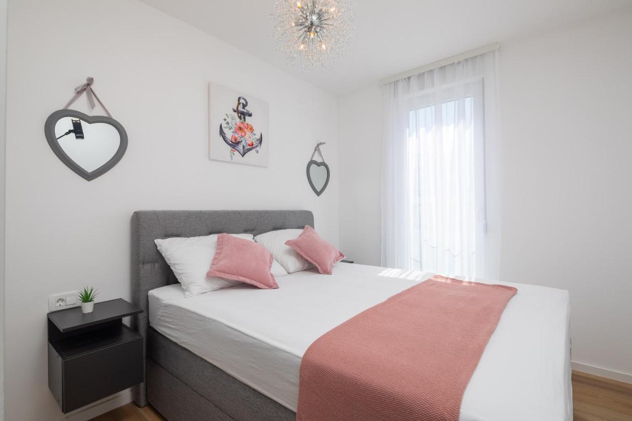 Apartment Alegria In Okrug With Heated Pool, Sea View, Jacuzzi, Wifi Трогир Экстерьер фото